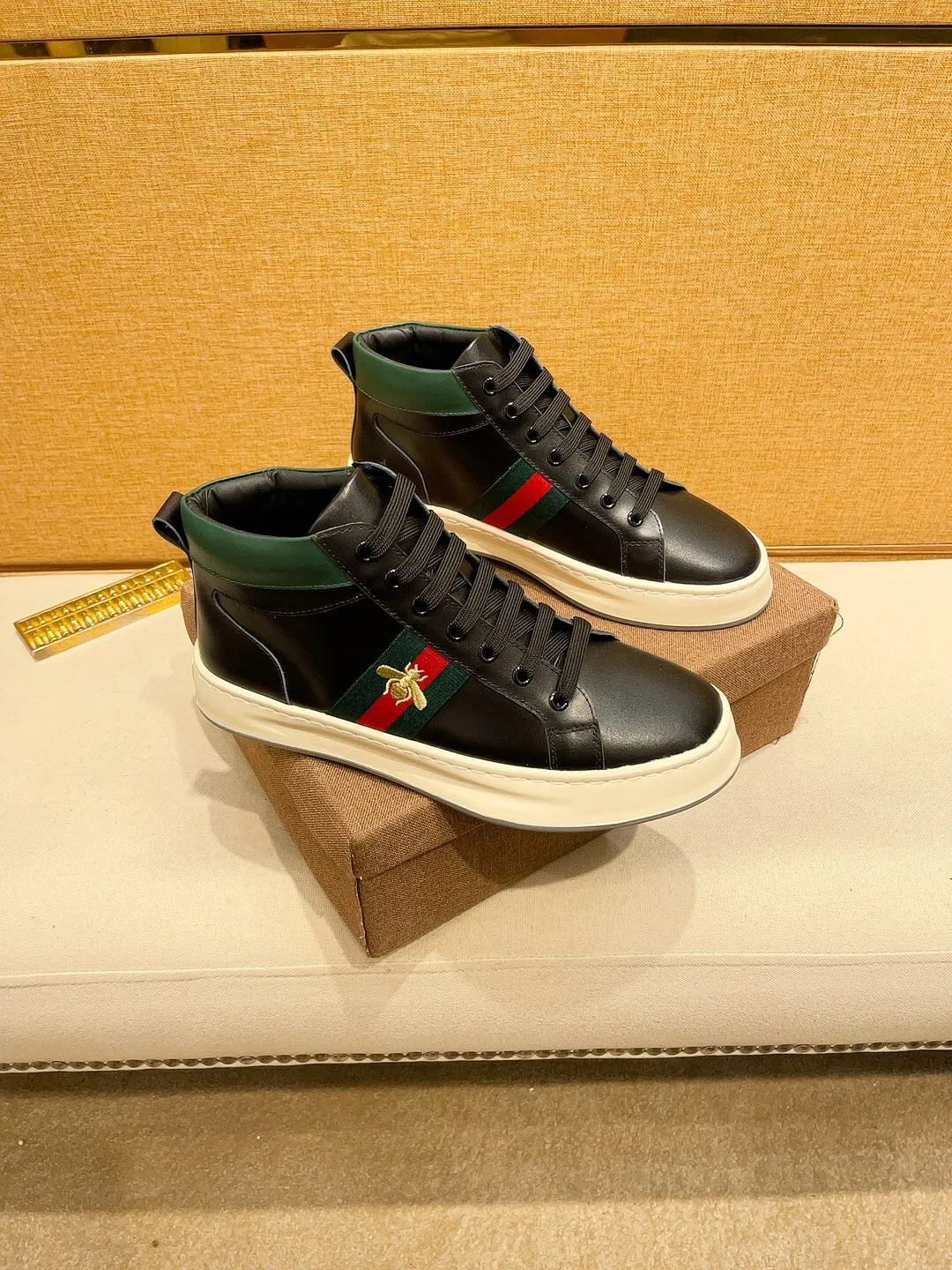 Factory price 440 [Gucci] Gucci's latest high-top casual Korean-style men's shoes, brand new autumn and winter design, perfect workmanship, cabinet quality, upper: cowhide material, leather lining; soft and comfortable, rubber outsole ultra-light, wear-resistant, simple, versatile fashion men's shoes, color optional, size 38--44